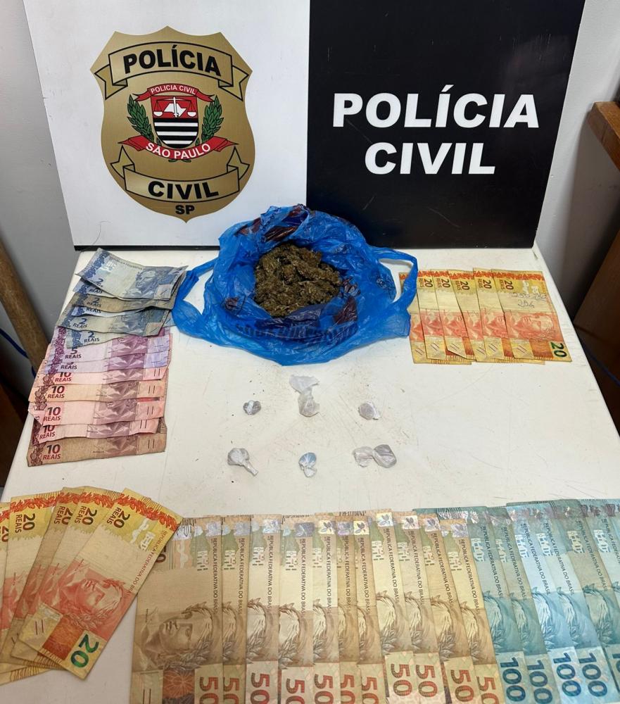 Foram apreendidos pedras de crack, porções de maconha, dinheiro e celular