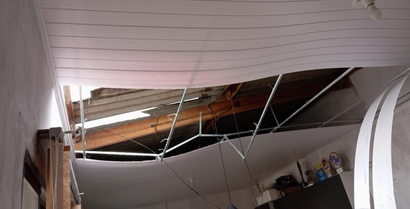 Como medida emergencial para conter estrago, equipe da Defesa Civil forneceu lona plástica aos moradores