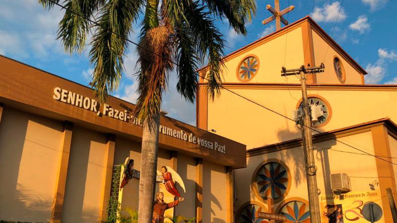 Paróquia São Francisco de Assis está aberta para receber fiéis