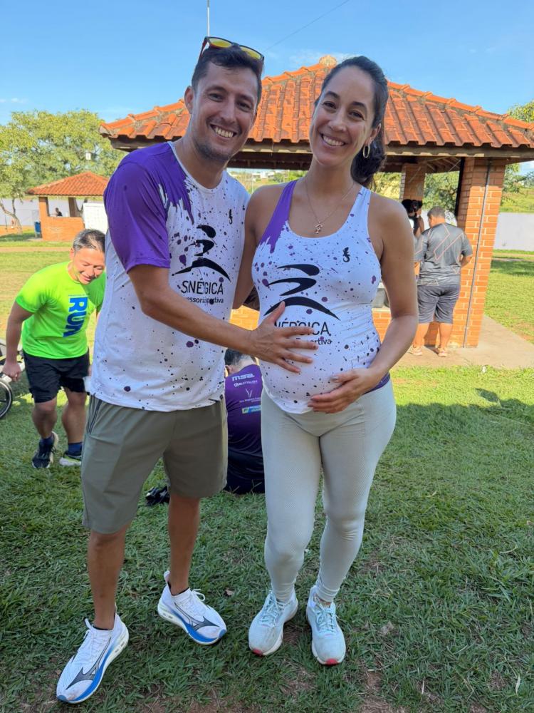 "GRAVIDEZ NÃO É DOENÇA, É BÊNÇÃO", COMO DIZ O PARCEIRO DE VIDA E DE PISTA, THIAGO. LETÍCIA PROVA QUE, COM ACOMPANHAMENTO PROFISSIONAL E RESPEITO AOS LIMITES DO CORPO, O ESPORTE É UM ALIADO PODEROSO PARA A SAÚDE DA MÃE E DO BEBÊ