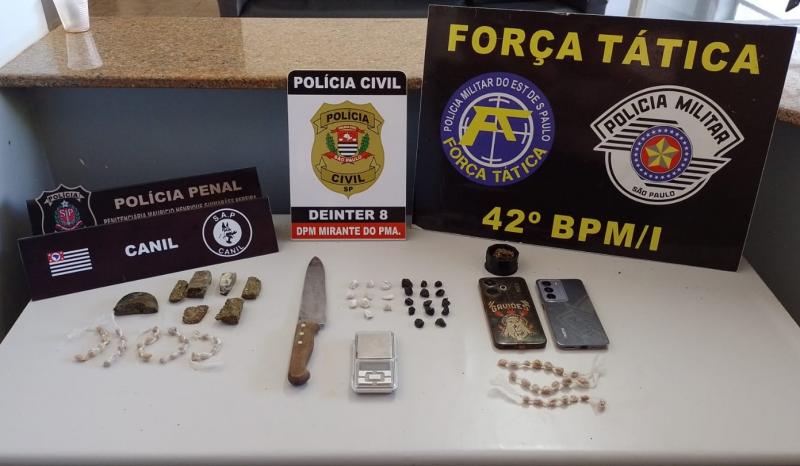 Trio estava em posse de 75 porções de crack, sete de maconha e uma de haxixe, além de aparelhos celulares