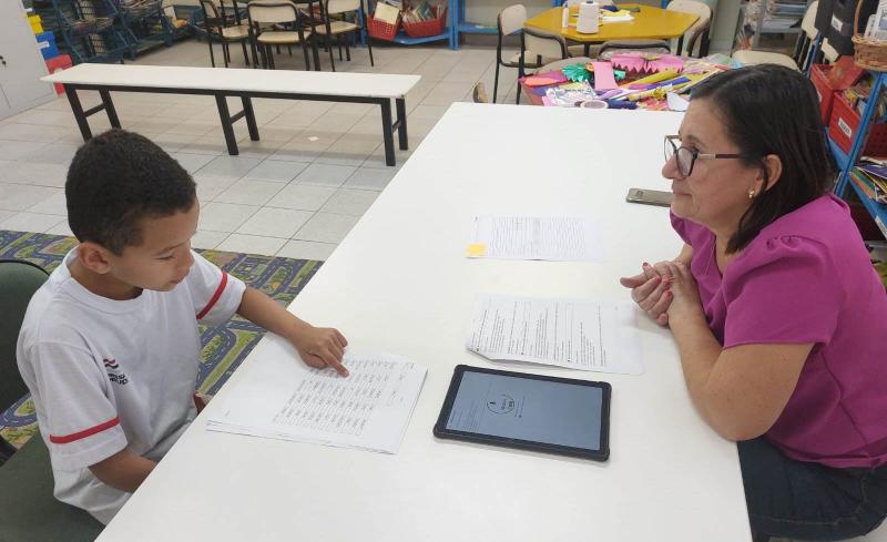 Avaliação identifica como o estudante lê, considerando reconhecimento de palavras, ritmo, precisão e autonomia