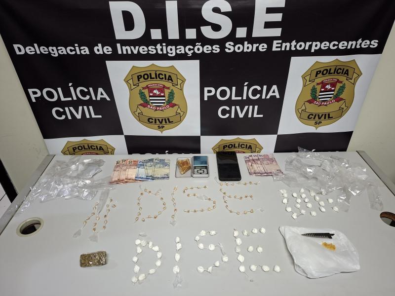 Policiais surpreenderam dupla com porções de crack, cocaína, maconha, balança de precisão e dinheiro