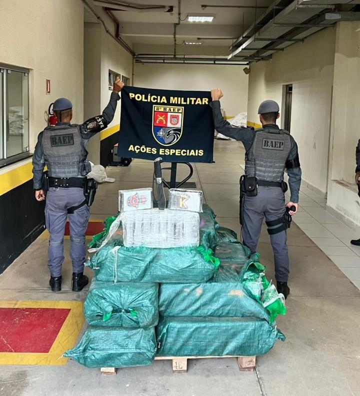 Droga apreendida estava em um carro que foi abandonado pelo traficante na zona rural