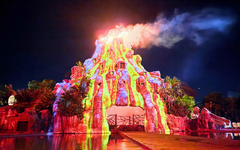 Momento das projeções mapeadas durante o espetáculo do vulcão