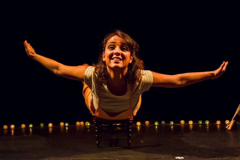 “Cadê?”, da Cia 2ml, uma experiência sensorial que transforma objetos cotidianos em brincadeira e imaginação