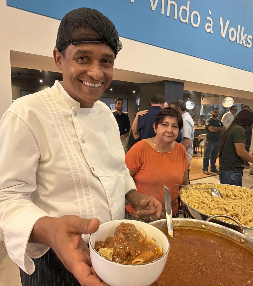 Chef Max, do Buffet Sal da Terra, serve o Macarrão Liane