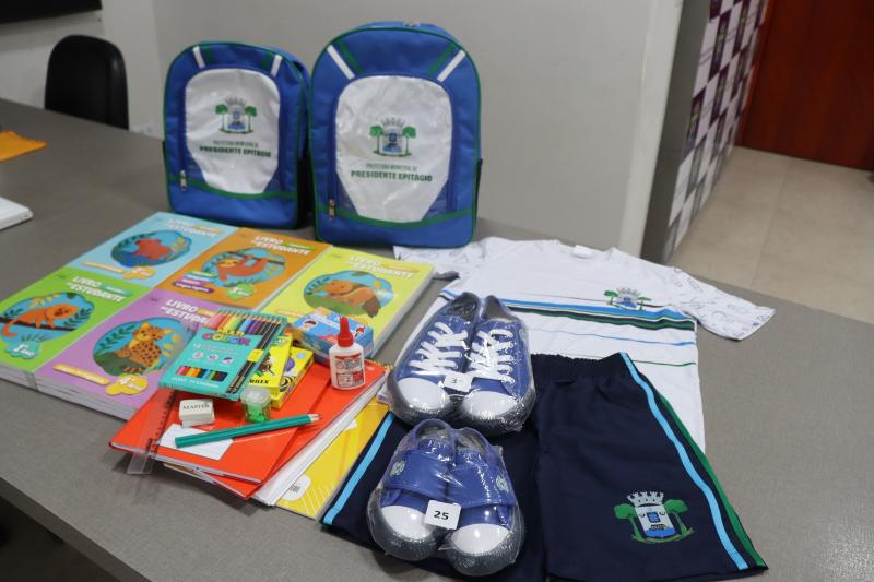 Kit uniforme e kit material escolar serão entregues aos alunos da rede municipal de ensino de Epitácio