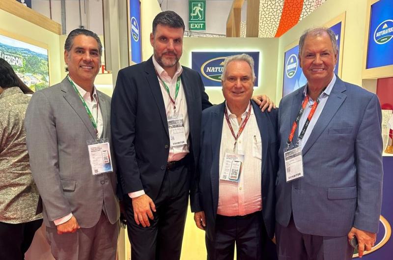 Fabrizzio e Osmar Capuci recebem os deputados da Frente Parlamentar, Pedro Lupion e Alceu Moreira, no stand da Naturafrig, na Gulfood, em Dubai