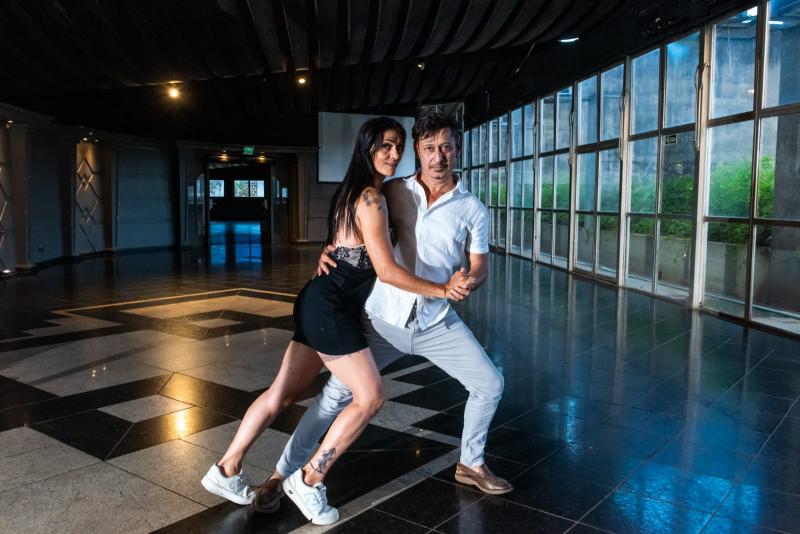 Douglas e Adriana, na boatinha, um dos locais que eles darão aulas