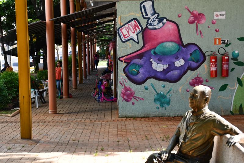 Toldos foram instalados em todos os boxes do Shopping Popular voltados para Avenida Brasil
