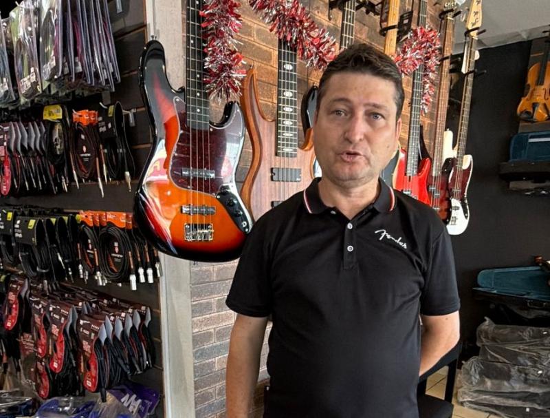 Nivaldo Vieira reinaugura sua loja de instrumentos musicais, em fevereiro