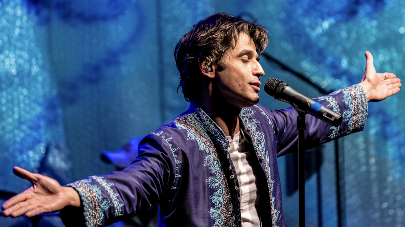 “Tributo à Tropicália”: cantor e ator, Fabiano Medeiros tem mais de 30 anos de carreira