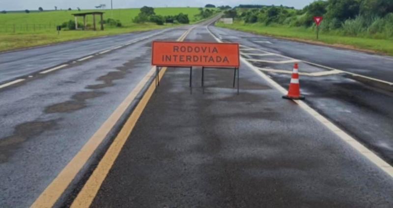 Interdição permanecerá até que sejam restabelecidas condições adequadas de circulação, indica polícia