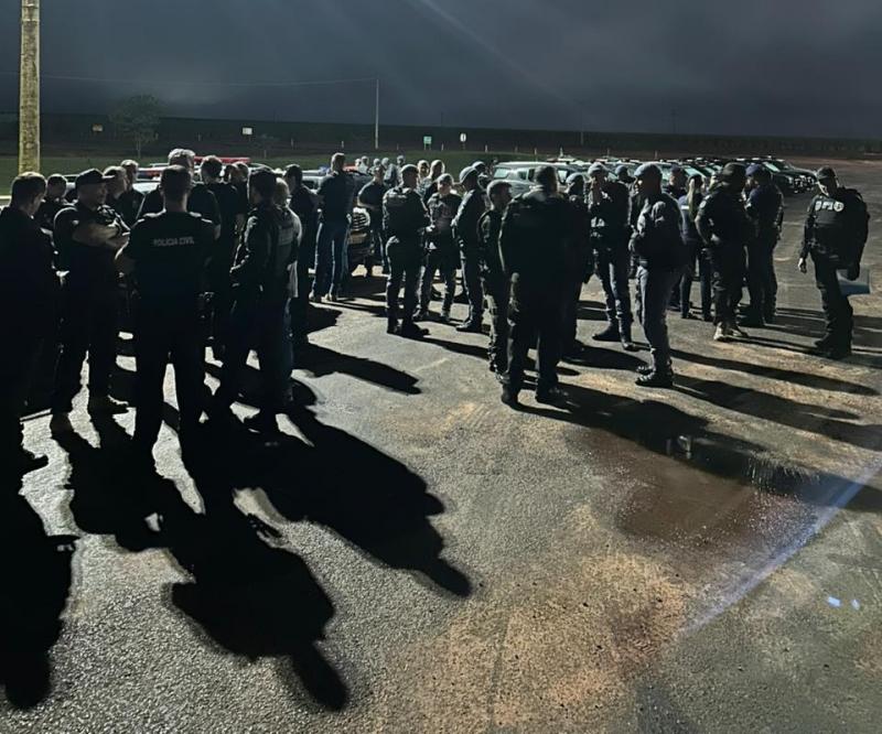 Celulares, documentos e outros objetos de interesse foram apreendidos por mais de 30 policiais