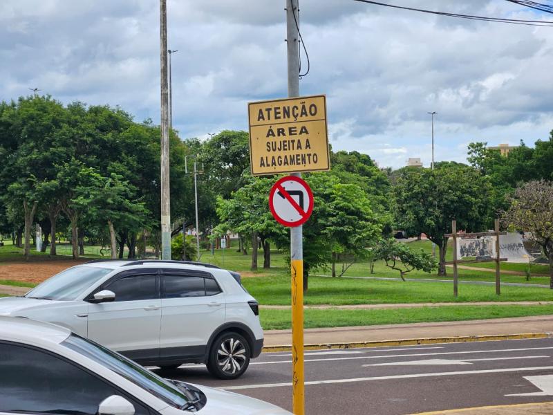 Vias suscetíveis a alagamentos estão identificadas com placas
