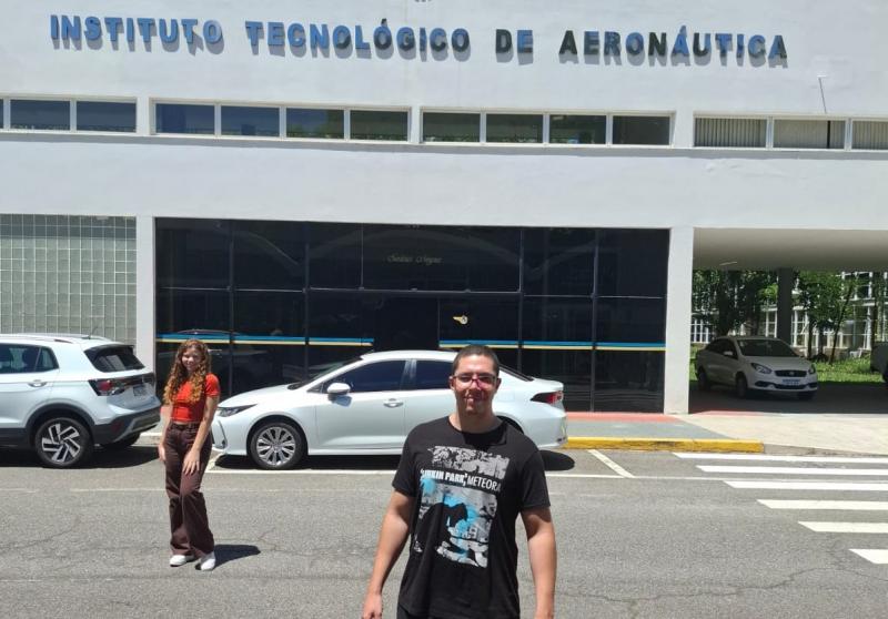 João Victor se prepara para escolher entre engenharia aeronáutica ou engenharia aeroespacial, áreas que o colocam no centro da inovação tecnológica brasileira