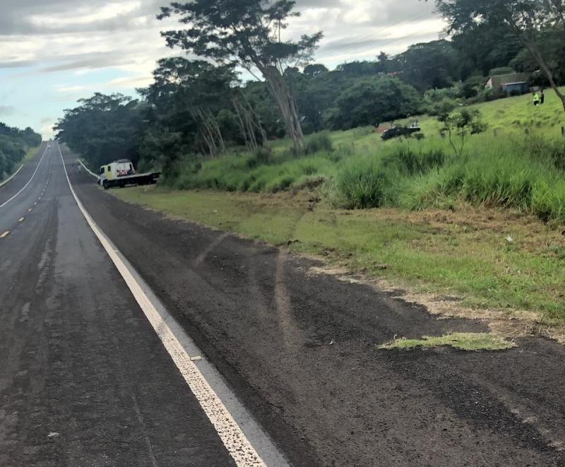 Veículo parou sobre uma área de vegetação densa e distante da pista, aponta Polícia Rodoviária