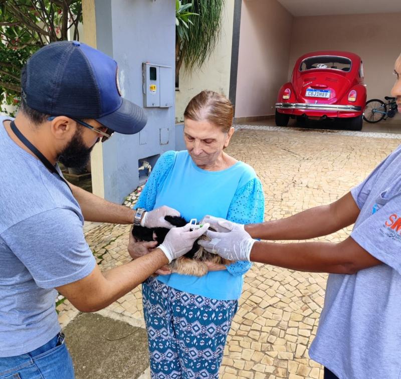 UVZ orienta que moradores sejam receptivos com agentes, que estão sempre identificados com uniformes e crachás
