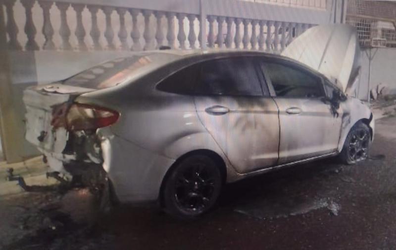 Veículo sofreu danos extensos decorrentes da ação direta do fogo, com destruição parcial da estrutura