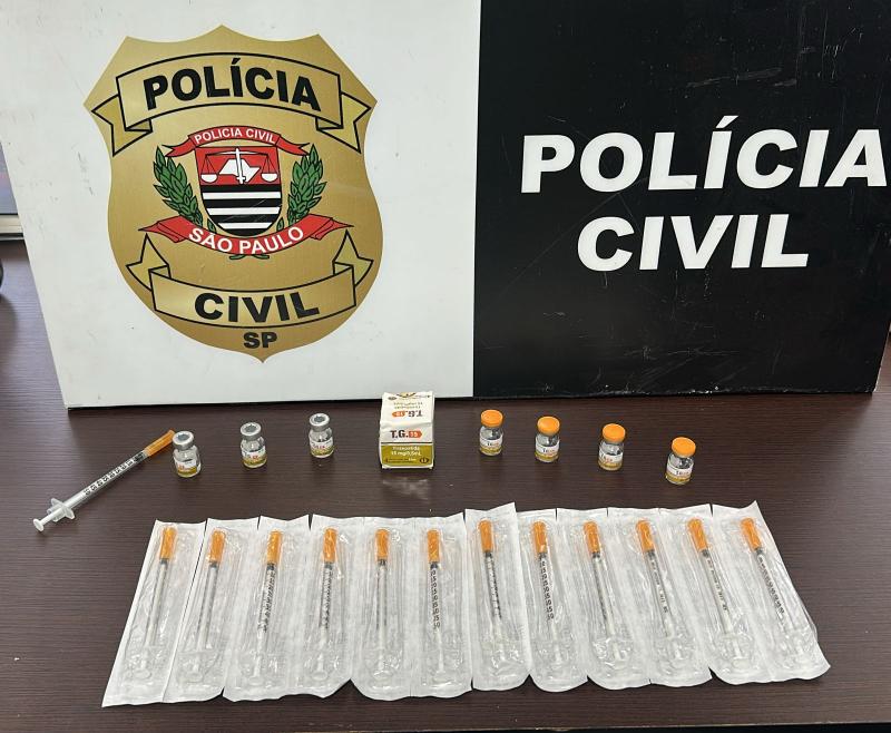 Seringas, ampolas contendo produtos farmacêuticos e celular foram recolhidos por policiais