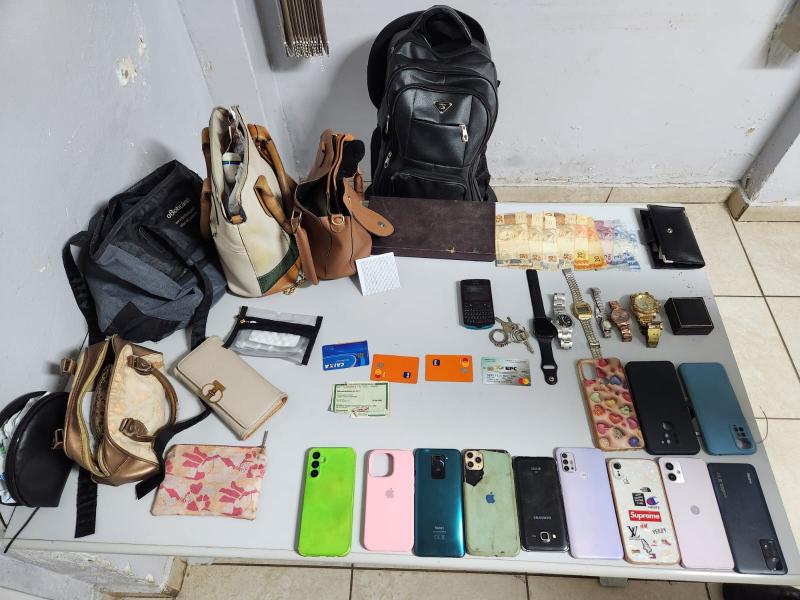 PM localizou celulares, documentos e bolsas na casa do suspeito