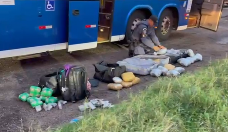 Drogas foram localizadas durante vistoria em bagagens e pertences pessoais dos envolvidos