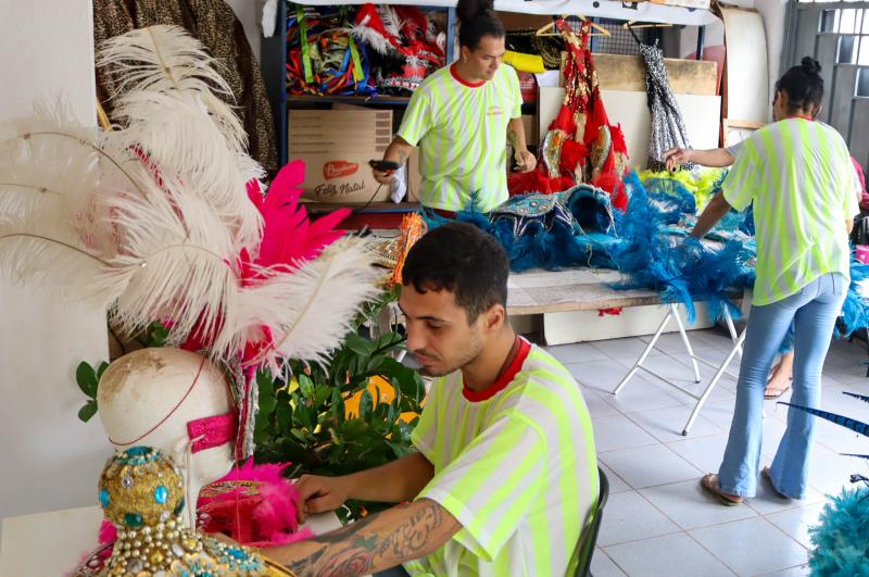 Agremiações se preparam para entrar na avenida