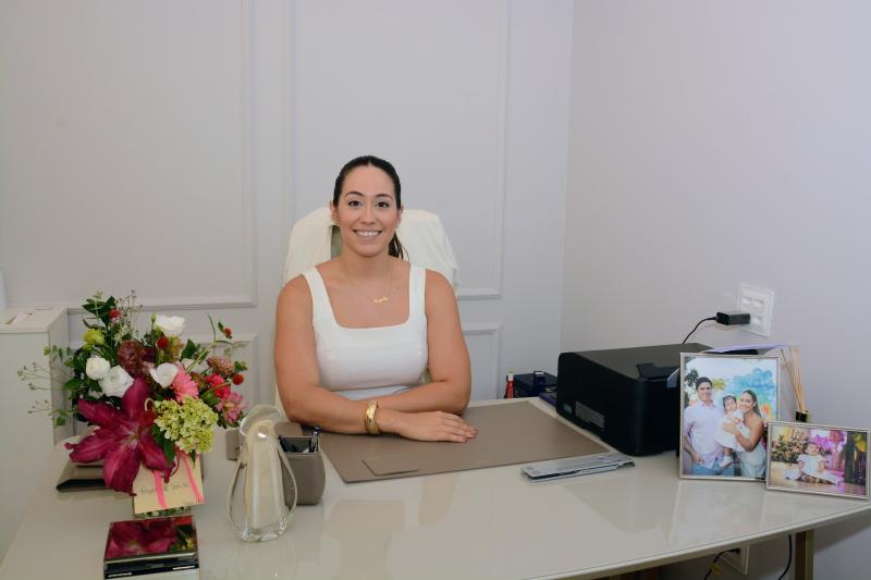 Dra. Raphaela Sakita Lima Facholi, em seu consultório, na Clínica do Futuro