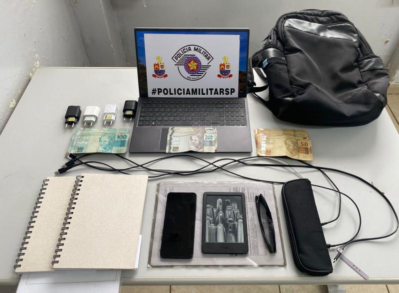 Equipamentos eletrônicos, dinheiro e carteira com documentos e cartões bancários foram recuperados