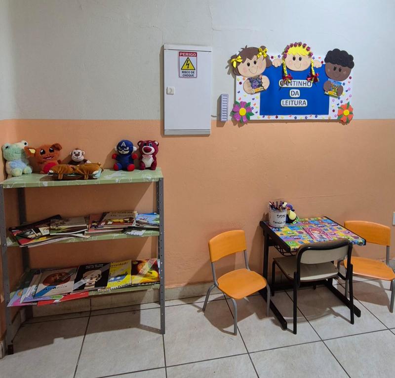 Espaço foi equipado com brinquedos, livros e mobiliário lúdico, oferecendo ambiente seguro e acolhedor