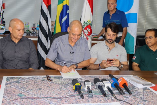 Ato foi acompanhado por representantes do Executivo, Legislativo municipal e estadual e entidades