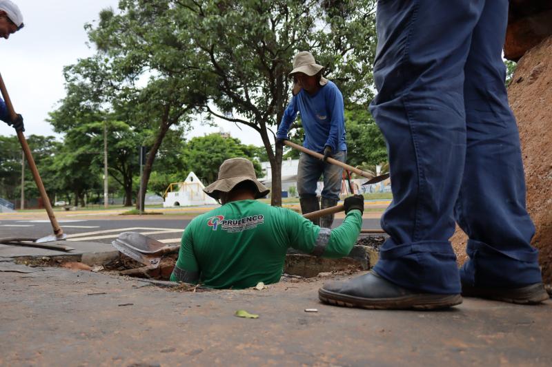 Além da limpeza de córrego, equipes fazem desobstrução das bocas de lobo