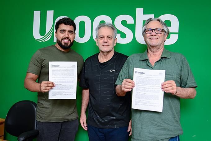 O estudante Guilherme Mazini, o presidente da Prudenco, Mateus Godói e o diretor geral da Unoeste, Augusto Cesar de Oliveira Lima