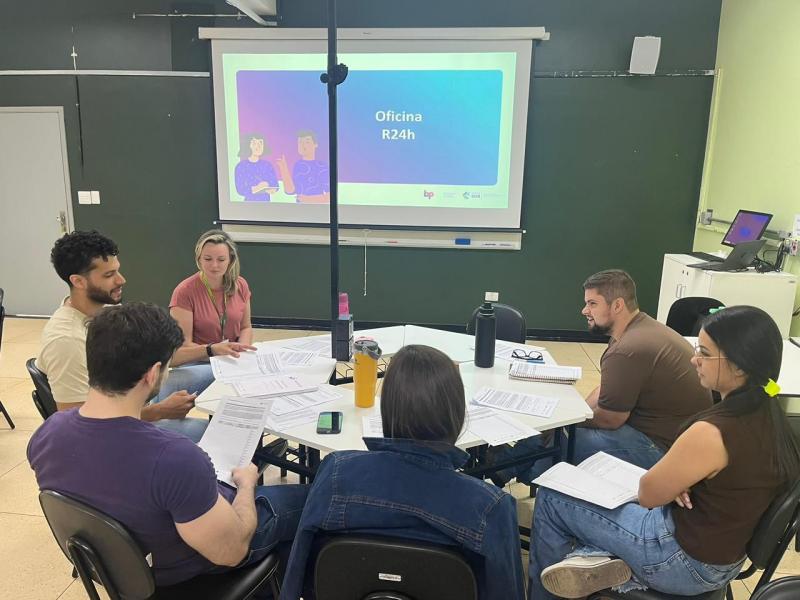 Equipe da Unoeste em treinamento para aplicação da intervenção