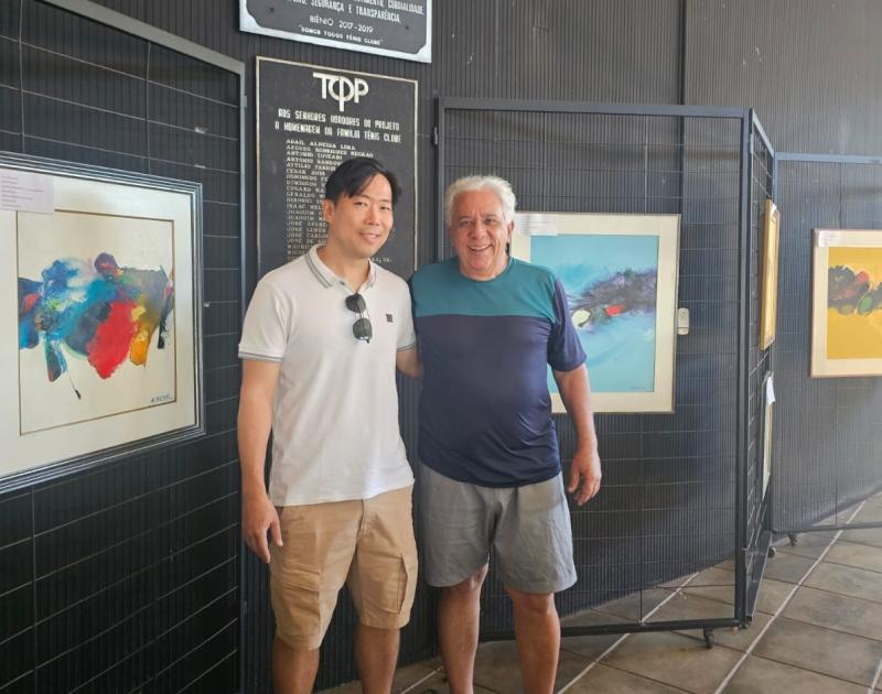 Vadinho com Robson Hiroyuki Sumita, proprietário do acervo