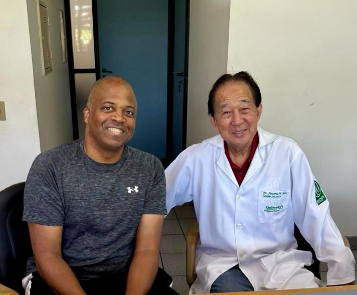 Dermatologista Antonio Saito e seu paciente americano, Christopher Allen Blake
