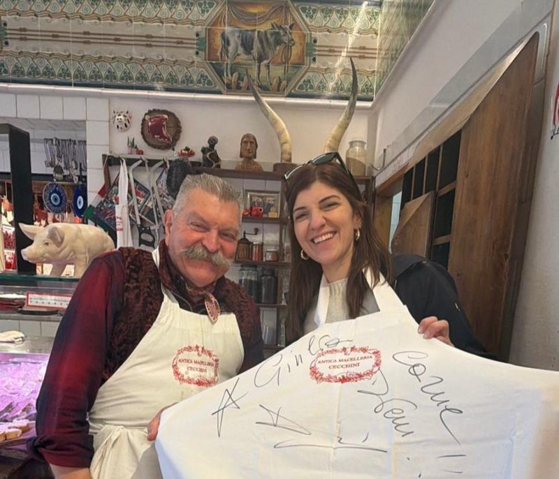 Mestres do fogo: A chef prudentina, Júlia Carvalho, em momento de imersão técnica com o italiano Dario Cecchini, amplamente reconhecido como o "maior açougueiro do mundo" 