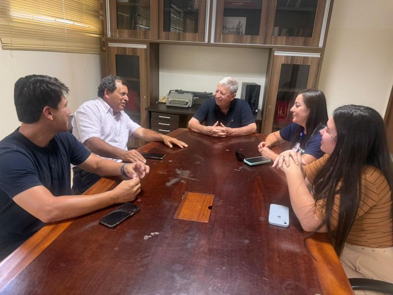 Miltinho e Helder Hideki recepcionaram representantes do HE, em Teodoro Sampaio