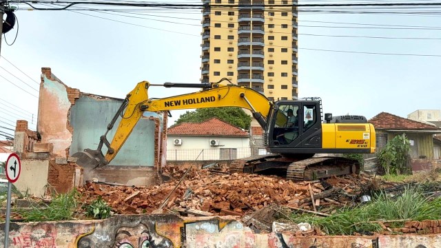 Casarão localizado na Rua Bahia foi demolido na manhã desta terça-feira pela Prefeitura