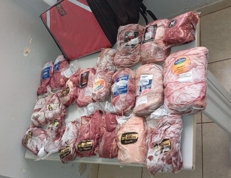 Produtos avaliados em R$ 2,6 mil, bolsa de delivery e moto foram apreendidos pela Polícia Civil