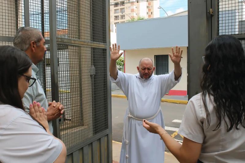 Frei Tomás é recepcionado na Casa do Aprendiz Cidadão