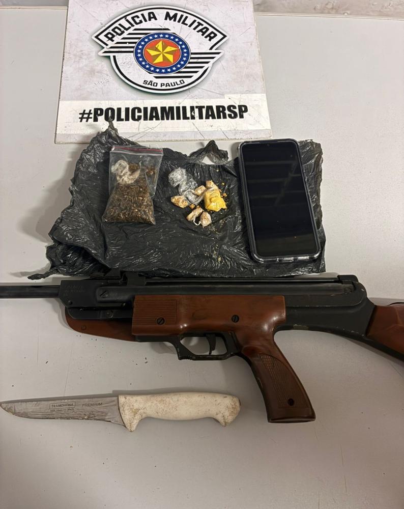 Suspeito foi flagrado na casa de namorada com porções de crack, maconha e espingarda de pressão