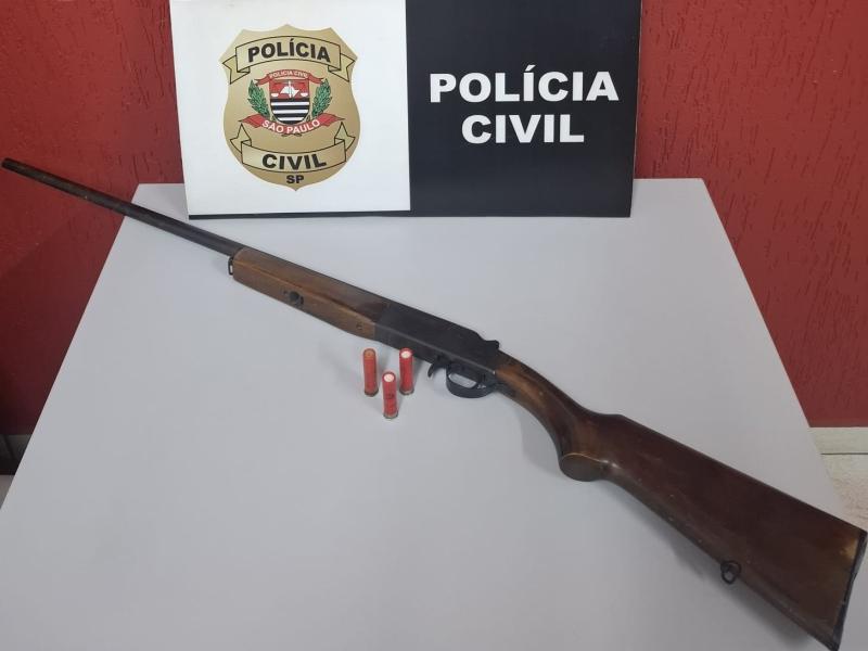 Espingarda calibre 32 e três munições intactas foram recolhidas, mas suspeito não foi encontrado no local