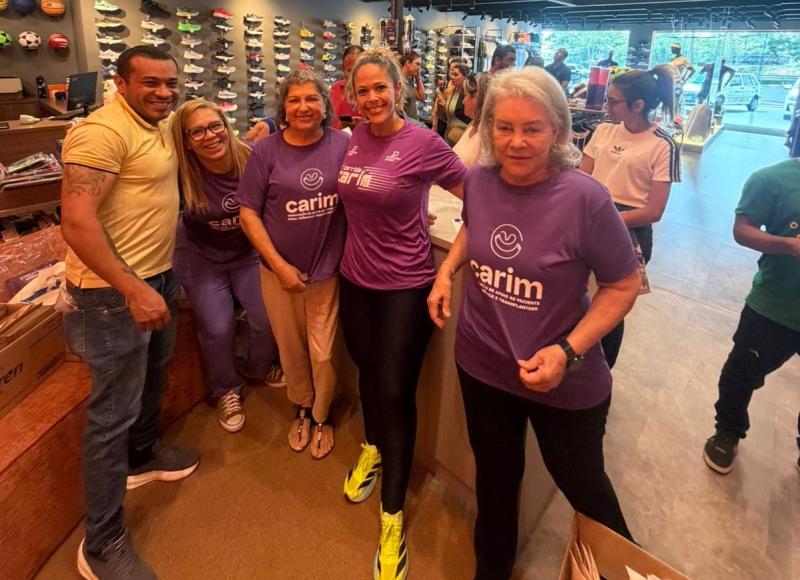 A diretora Sumaia Zakir, e voluntários do Carim, ontem, na distribuição de kits, na loja Parceria Sports