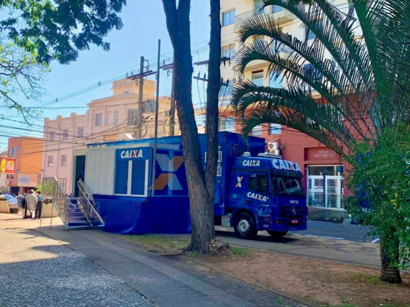 Caminhão fica estacionado na Praça Nove de Julho