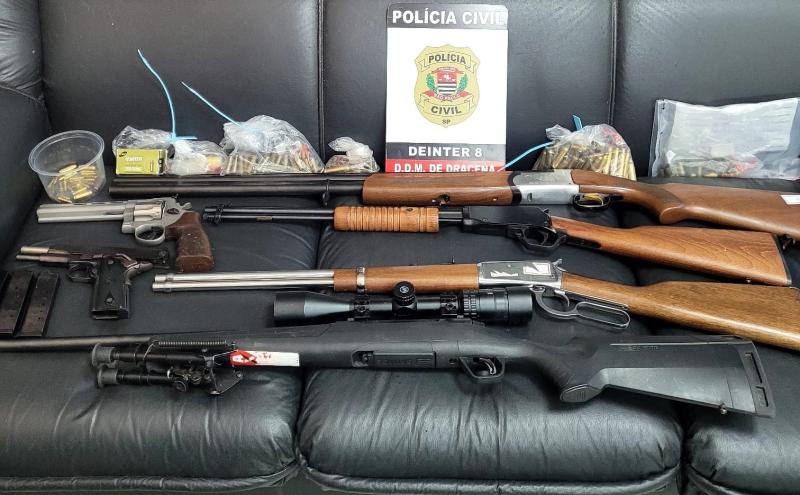 Espingarda, carabinas, rifle, revólver, pistola e munições foram encontradas na casa do suspeito
