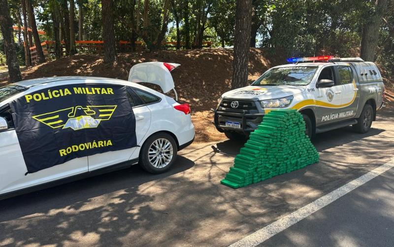 Ao todo, 323 tabletes de entorpecente foram encontrados no porta-malas e nos assoalhos de automóvel
