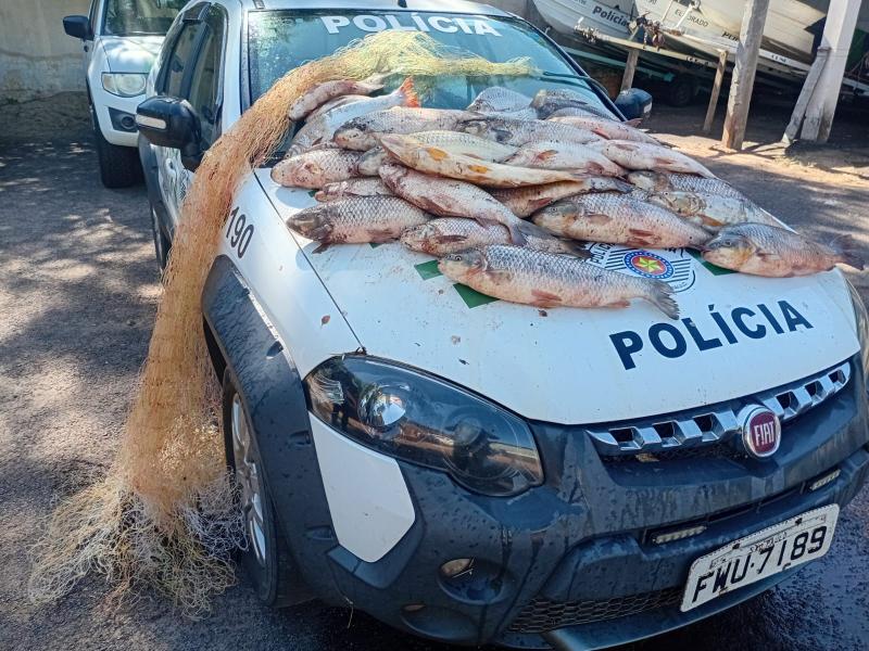 Infratores fugiram pelo rio e deixaram para trás pescado e tarrafa de 2,5 metros