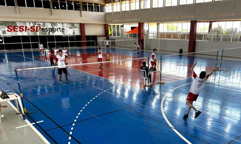 Crianças e adolescentes têm a oportunidade de desenvolver habilidades motoras, disciplina e trabalho em equipe